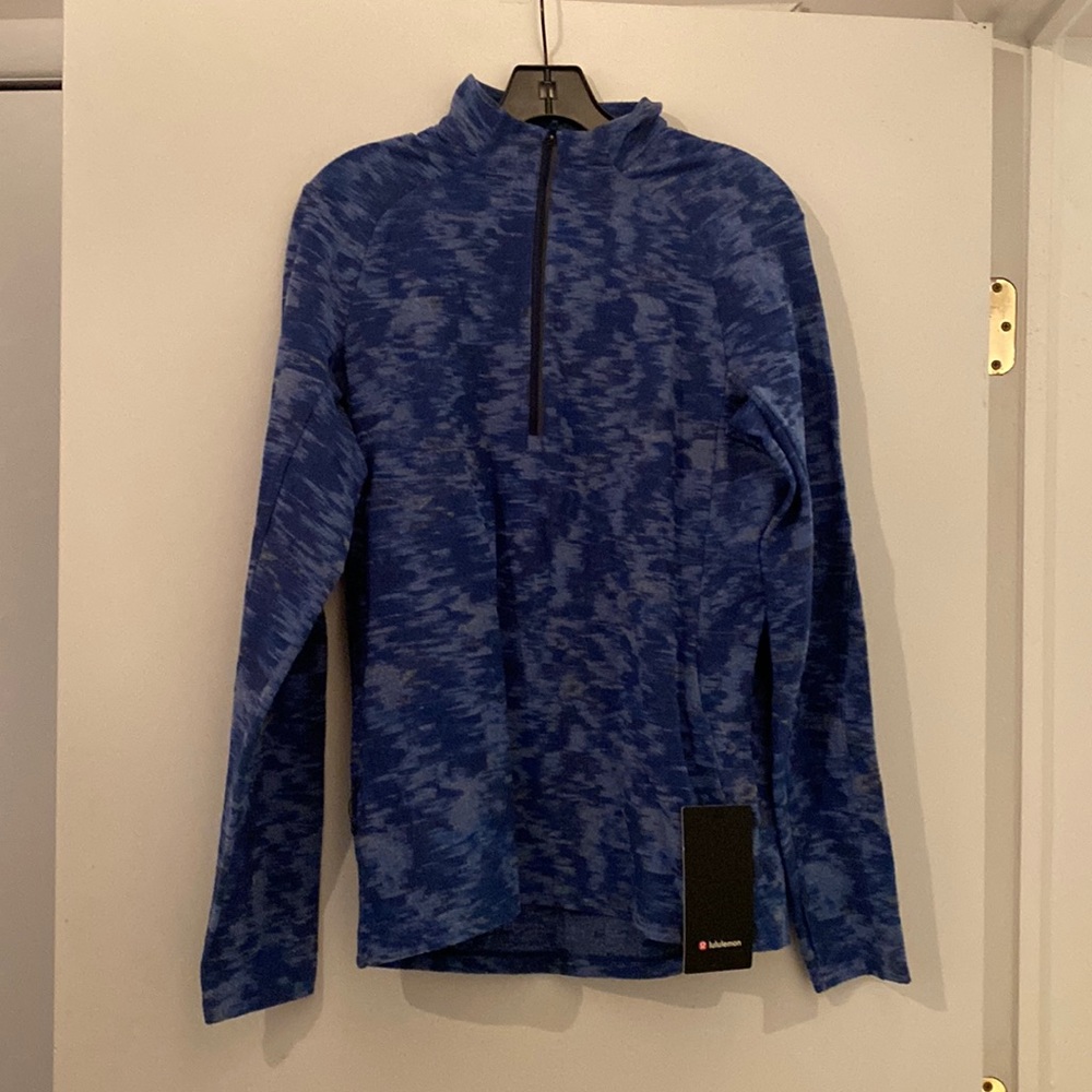 New with tags! Men’s Lulemon pullover in a medium.